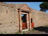 05587 ostia - regio iii - cardo degli aurighi - horrea (iii,ii,6) - eingang.jpg